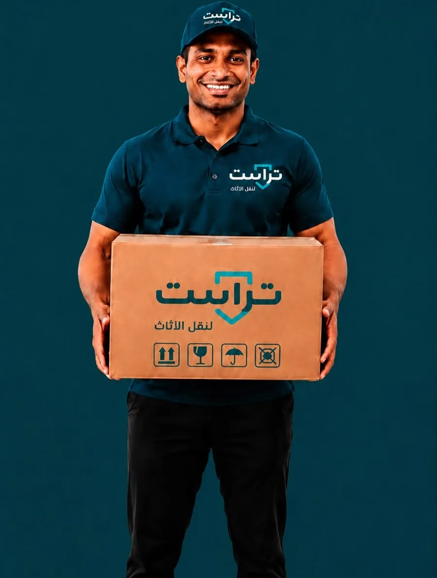 سيارة نقل تراست والعمال داخل بيت سعودي